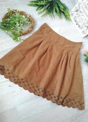 Юбка из замшевой ткани коричневая с перфорированным узором внизу