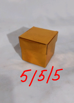 Коробка подарункова, картонна, золотого кольору розміром 5/5/5 ди4 фото