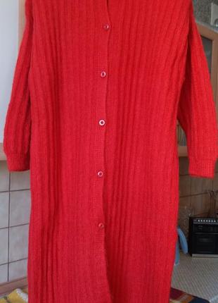 Красивое тепленькое красное вязанное пальто из французской шерсти.