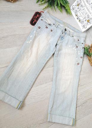 Джинсові бриджі оригінальні світлі, з вишивкою і камінцями, в ідеальному стані