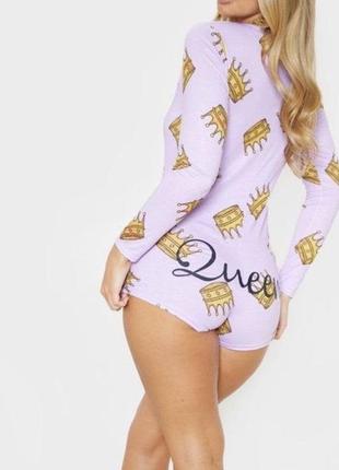 Піжамний комбінезон із принтом queen prettylittlething м