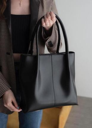 Черная — сумка большого размера и сдержанного дизайна с одним отделением на молнии (луцк, 774)2 фото