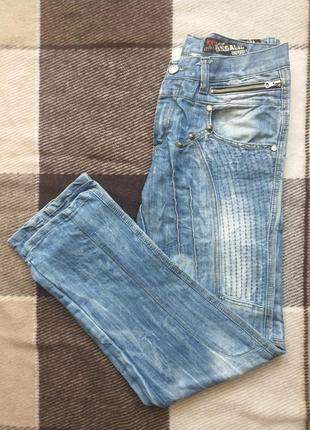 Цікаві молодіжні джинси з оздобленням