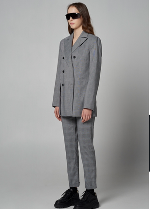 Двобортний костюм в клітинку vuna