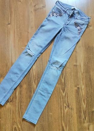 Красивые зауженные женские джинсы со стразами и дырками от abercrombie&fitch, размер xs2 фото