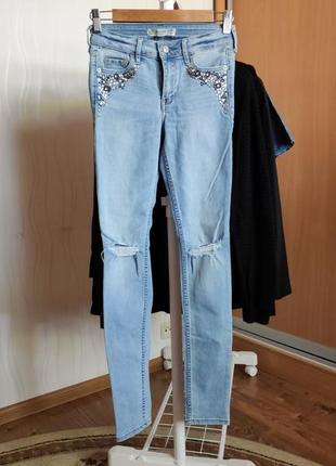 Красивые зауженные женские джинсы со стразами и дырками от abercrombie&fitch, размер xs3 фото