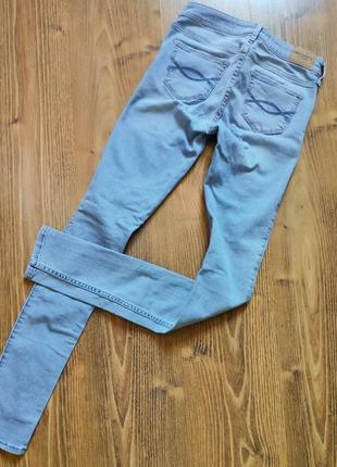 Красивые зауженные женские джинсы со стразами и дырками от abercrombie&fitch, размер xs5 фото