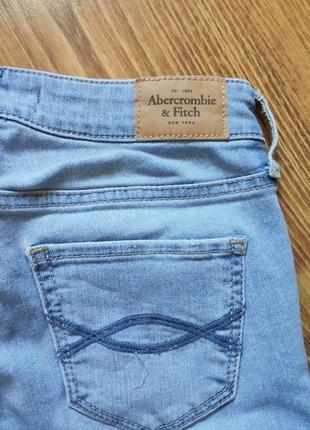 Красивые зауженные женские джинсы со стразами и дырками от abercrombie&fitch, размер xs6 фото