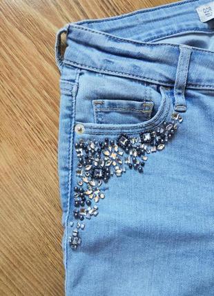 Красивые зауженные женские джинсы со стразами и дырками от abercrombie&fitch, размер xs8 фото