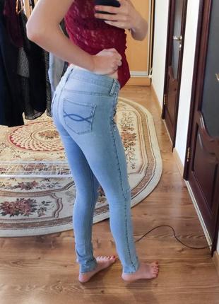Красивые зауженные женские джинсы со стразами и дырками от abercrombie&fitch, размер xs9 фото