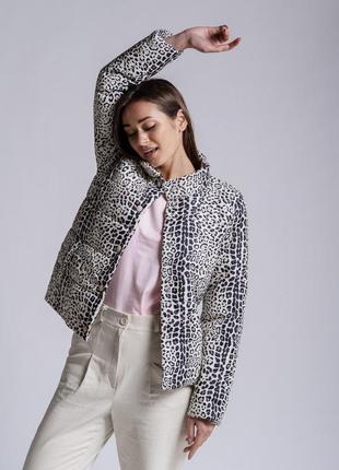 Женская куртка на кнопках с леопардовыми пятнами1 фото