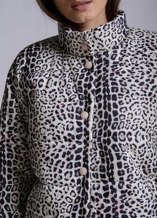 Женская куртка на кнопках с леопардовыми пятнами4 фото