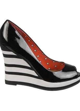 Лаковані туфлі на танкетці | платформи | fergalicious від fergie