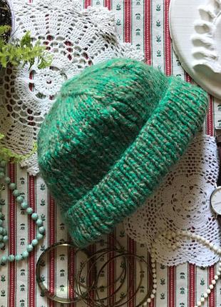 Короткая шапка бини с подворотом ручной работы унисекс