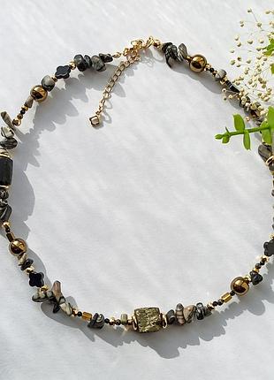 Чокер натуральный камень серая яшма+гематит+пирит+обсидиан фур-ра гип-ный сплав цвет золото d-10мм+- l-41-46см
