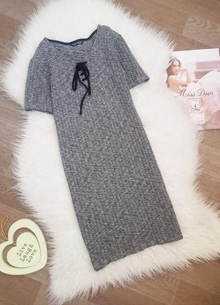Серое платье меланж в рубчик на шнуровке