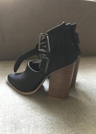 Туфлі soles