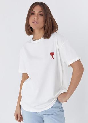 Трикотажная футболка с лаконичной вышивкой