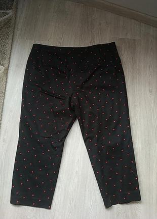 Супер классные укороченные брюки,черные с красными сердечками.5 фото