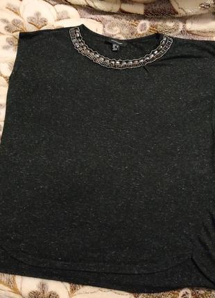 Черная футболка, спереди по горловине красивая отделка
