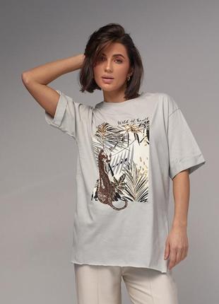 Женская футболка с разрезами и ярким принтом