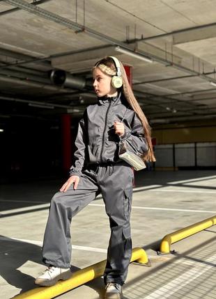 Трендовый спортивный костюм с затяжками и накладными карманами