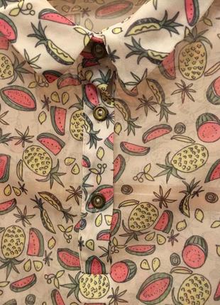 Очень красивая и стильная брендовая блузка в фруктах.1 фото