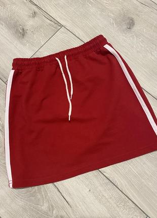 Красная спортивная юбка с лампасами3 фото