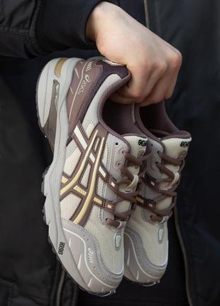 Мужские кроссовки asics gel 1090 beige brown акс бежевого с коричневым цветами