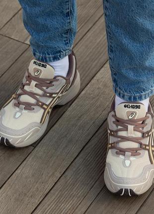 Мужские кроссовки asics gel 1090 beige brown акс бежевого с коричневым цветами4 фото