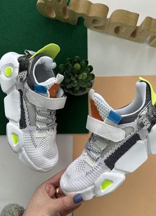 Яскраві текстильні кросівки відмінноі якості