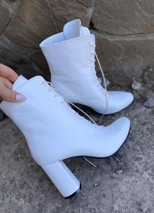 Ботильоны из натуральной белой кои на среднем каблуке 8,5см