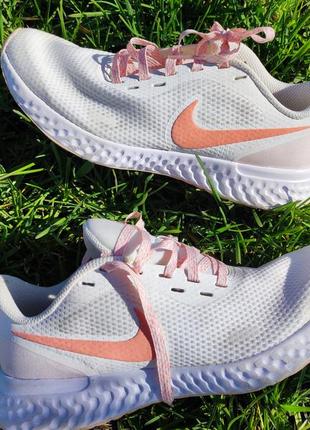 Білі кросівки nike