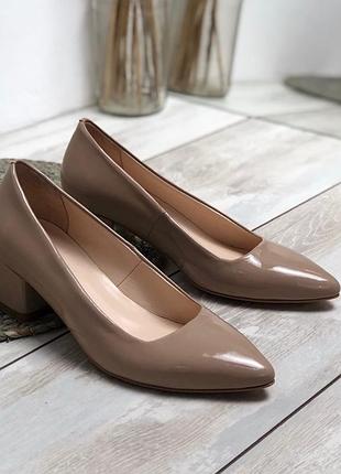 Туфлі човники з лакованої шкіри беж на низькому підборі 4 см