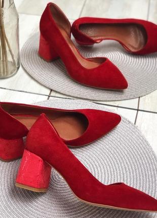 Стильні туфлі човники з натуральної шкіри з гострим носком на підборі 6.см