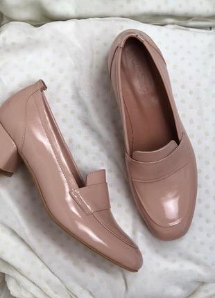 Стильные туфли из натуральной лакированой кожи пудра на низком каблуке 4см