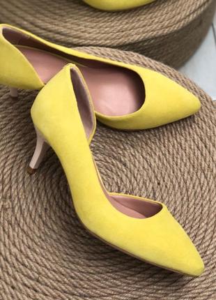 Стильные туфли лодочки из натуральной замши желтого цвета на шпильке 6см