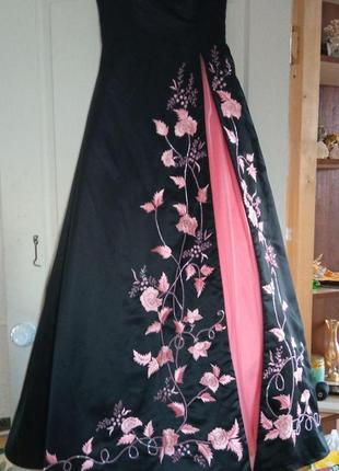 Довга вечірня атласна чорна сукня з рожевими квітами2 фото