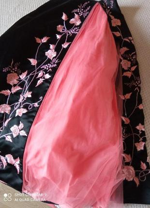 Довга вечірня атласна чорна сукня з рожевими квітами3 фото