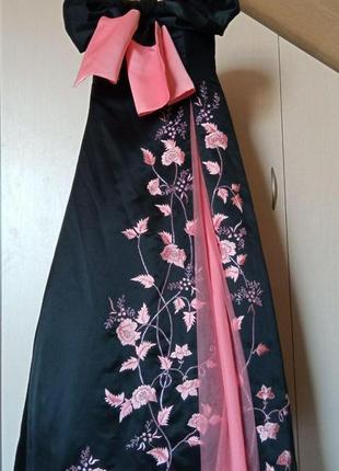 Довга вечірня атласна чорна сукня з рожевими квітами4 фото