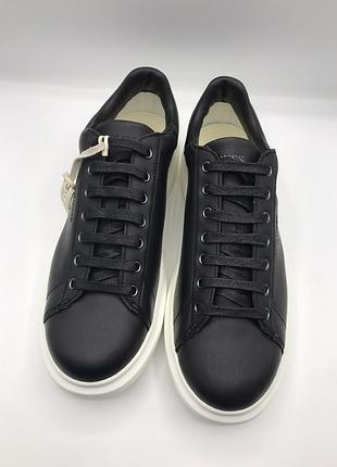 Оригинальные кроссовки мужские от бренда guess
