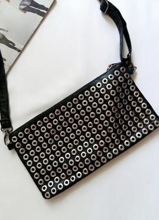 Черная сумочка с клепками на длинном ремешке zara2 фото