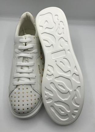 Оригинальные кроссовки мужские от бренда guess