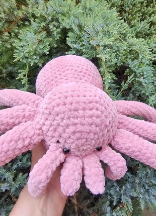 Игрушка для мелкой моторики вязаная крючком паук паучок розовый