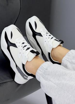 Комбинированные фактурные белые кроссовки с черными вставками 2094310 фото
