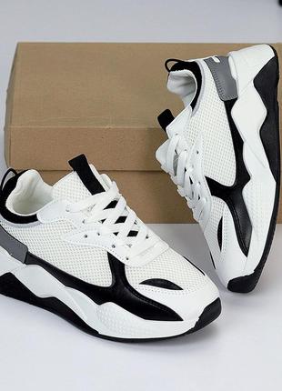 Комбинированные фактурные белые кроссовки с черными вставками 209432 фото