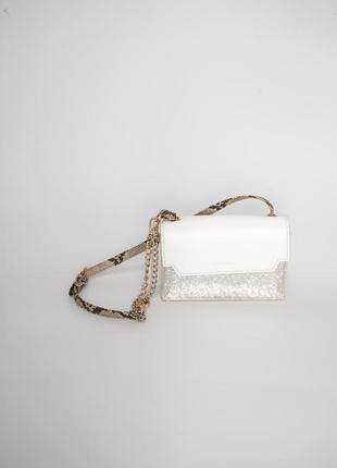 Біла сумка крос-боді через плечо клатч з срібним елементом miniso