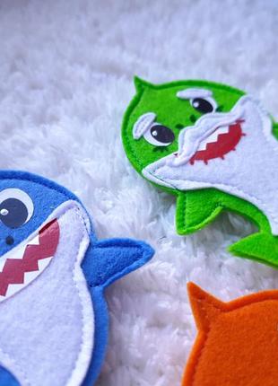 Baby shark пальчиковые игрушки.  пальчиковый театр бейби шарк из фетра.  фетровые акулки набор для самых маленьких.10 фото