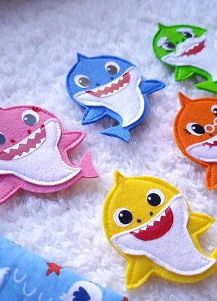 Baby shark пальчиковые игрушки.  пальчиковый театр бейби шарк из фетра.  фетровые акулки набор для самых маленьких.8 фото