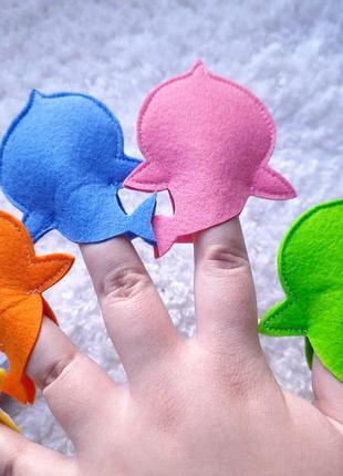 Baby shark пальчиковые игрушки.  пальчиковый театр бейби шарк из фетра.  фетровые акулки набор для самых маленьких.4 фото